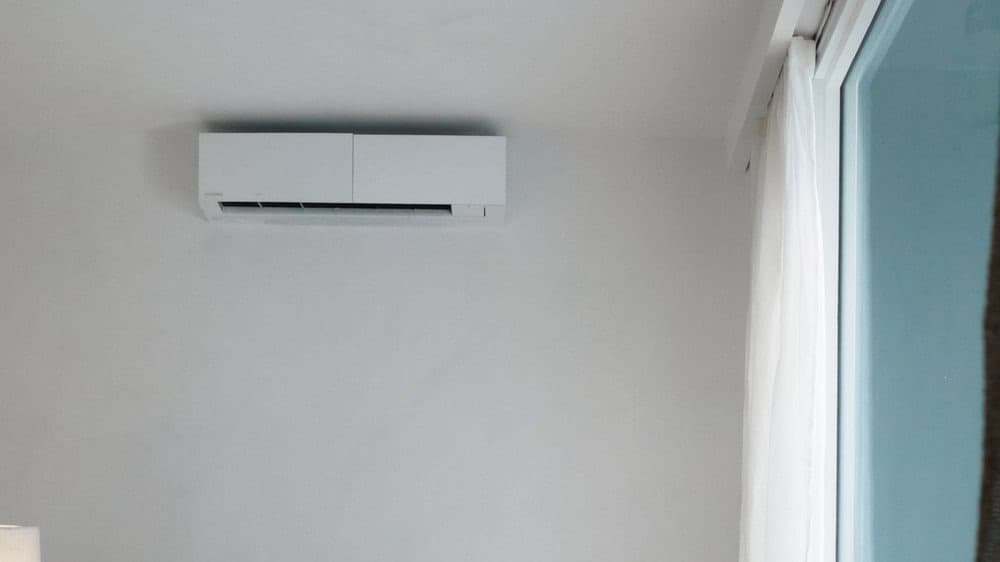 Airco binnenunit in een lichte kamer
