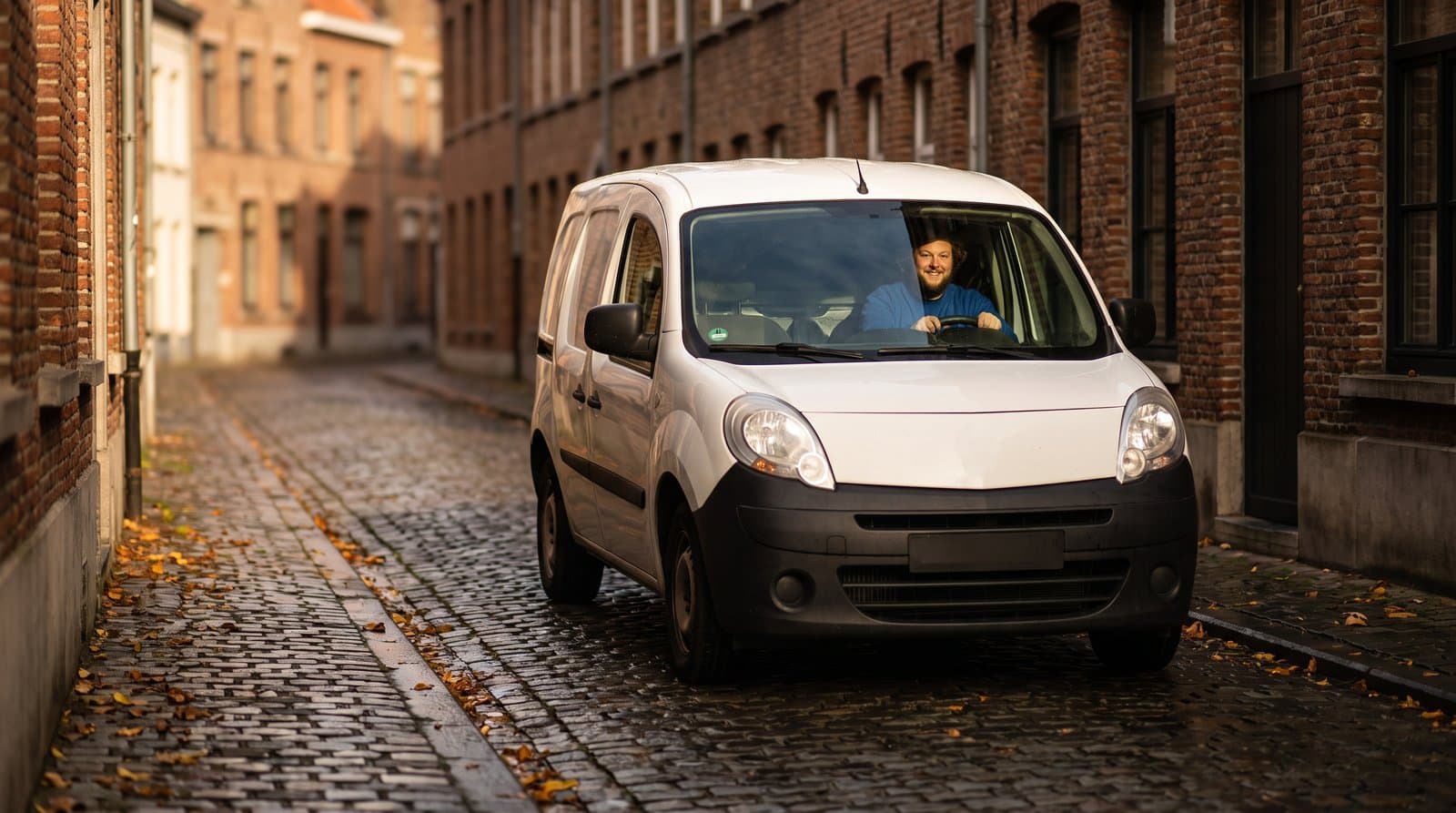De camionette van Ticomi in een kasseistraat
