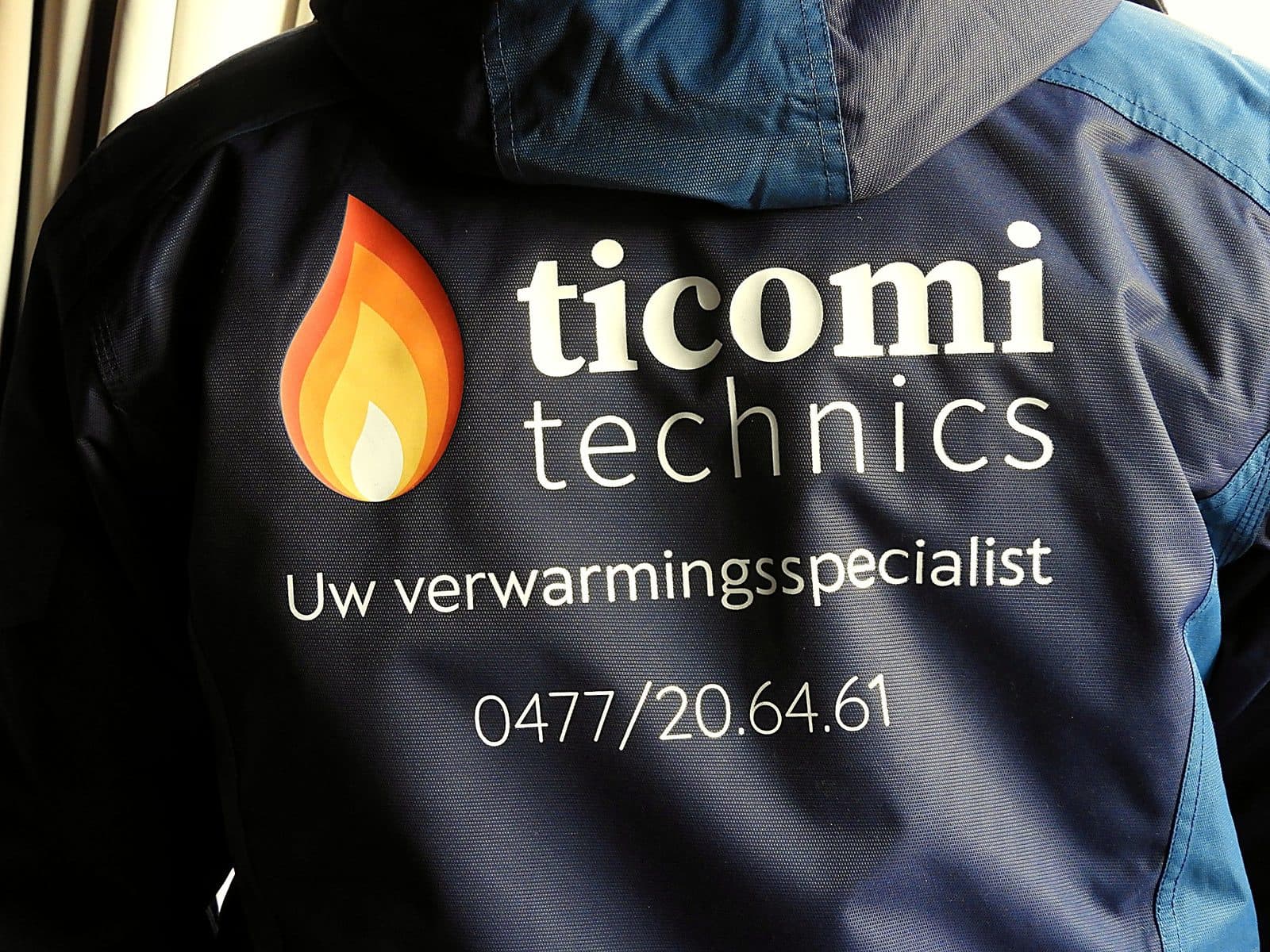 De rugopdruk van de werkjas van Ticomi Technics