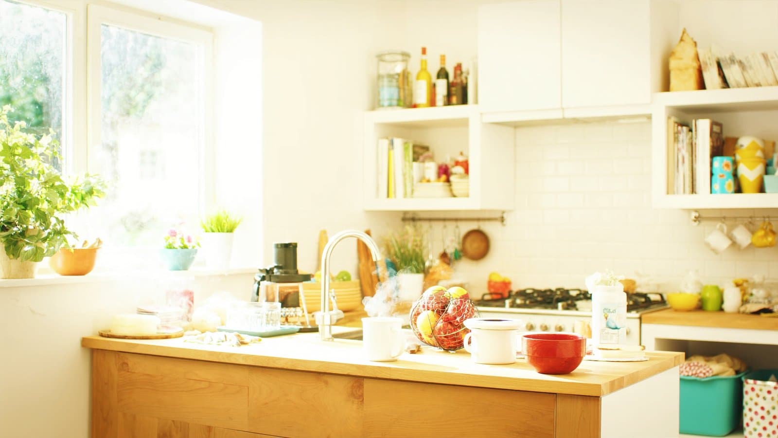 Een lichte keuken in de ochtendzon